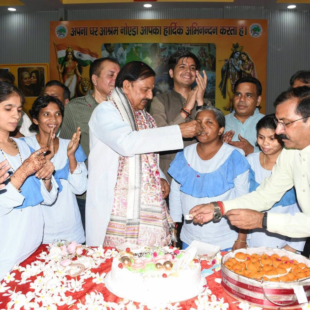 नोएडा सेक्टर-34 स्थित अपना घर आश्रम में जन्मदिवस के अवसर पर आश्रित माताओं-बहनों के साथ आत्मीय संवाद और सेवाभाव का दृश्य