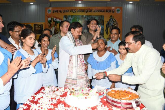नोएडा सेक्टर-34 स्थित अपना घर आश्रम में जन्मदिवस के अवसर पर आश्रित माताओं-बहनों के साथ आत्मीय संवाद और सेवाभाव का दृश्य नोएडा सेक्टर-34 स्थित अपना घर आश्रम में जन्मदिवस के अवसर पर आश्रित माताओं-बहनों के साथ आत्मीय संवाद और सेवाभाव का दृश्य