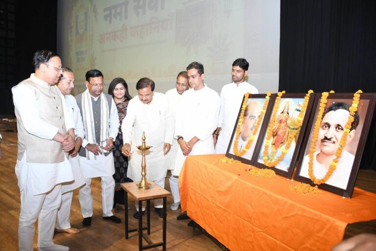 ग्रेटर नोएडा स्थित जीएल बजाज कॉलेज में प्रधानमंत्री नरेंद्र मोदी जी की 25 वर्षों की जनसेवा यात्रा पर आधारित नमो सेवा अनकही कहानियाँ कार्यक्रम में भाजपा पदाधिकारियों एवं कार्यकर्ताओं के साथ सहभागिता का दृश्य