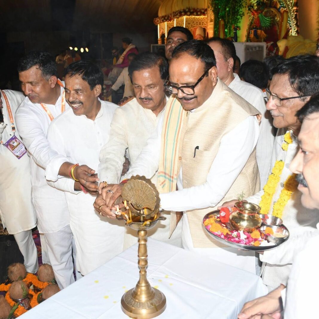 नोएडा सेक्टर-33 में भारत विकास परिषद द्वारा आयोजित श्रीमद्भागवत कथा में उपमुख्यमंत्री ब्रजेश पाठक जी एवं अन्य गणमान्यजनों के साथ सहभागिता का दृश्य नोएडा सेक्टर-33 में भारत विकास परिषद द्वारा आयोजित श्रीमद्भागवत कथा में उपमुख्यमंत्री ब्रजेश पाठक जी एवं अन्य गणमान्यजनों के साथ सहभागिता का दृश्य