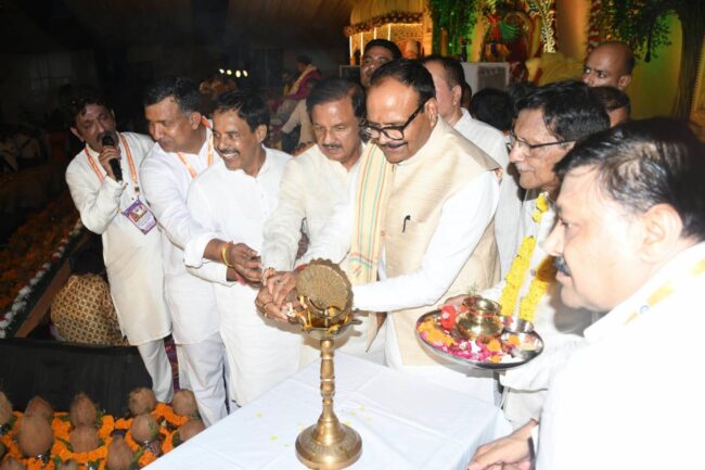 नोएडा सेक्टर-33 में भारत विकास परिषद द्वारा आयोजित श्रीमद्भागवत कथा में उपमुख्यमंत्री ब्रजेश पाठक जी एवं अन्य गणमान्यजनों के साथ सहभागिता का दृश्य नोएडा सेक्टर-33 में भारत विकास परिषद द्वारा आयोजित श्रीमद्भागवत कथा में उपमुख्यमंत्री ब्रजेश पाठक जी एवं अन्य गणमान्यजनों के साथ सहभागिता का दृश्य