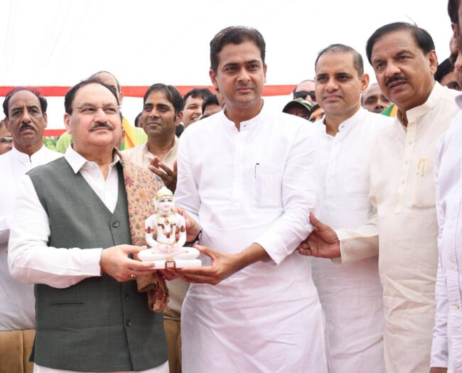 ग्रेटर नोएडा में सेवा ज्योति यात्रा विकसित भारत संकल्प सभा के दौरान जेपी नड्डा जी, कुंवर बृजेश सिंह जी एवं पार्टी पदाधिकारियों के साथ सहभागिता का दृश्य
