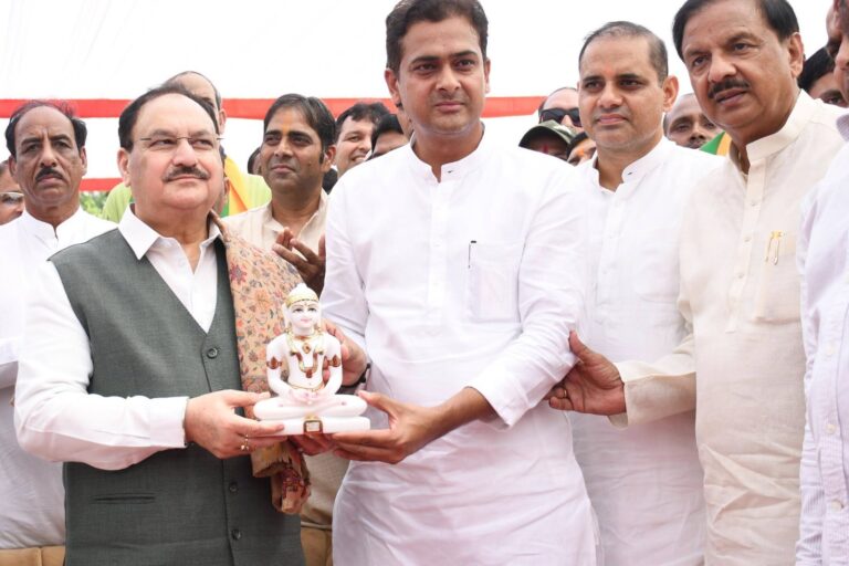 ग्रेटर नोएडा में सेवा ज्योति यात्रा विकसित भारत संकल्प सभा के दौरान जेपी नड्डा जी, कुंवर बृजेश सिंह जी एवं पार्टी पदाधिकारियों के साथ सहभागिता का दृश्य