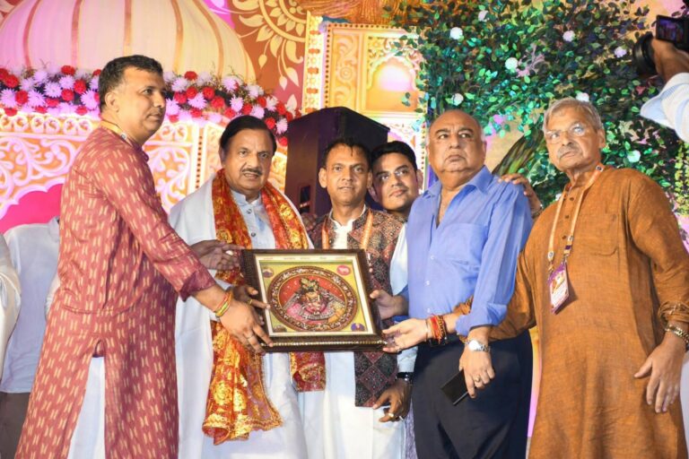 नोएडा सेक्टर-33 में भारत विकास परिषद द्वारा आयोजित श्रीमद्भागवत पुराण कथा में साध्वी ऋतंभरा जी, पूज्य कुमार स्वामी जी महाराज एवं संत-महात्माओं के सान्निध्य में सहभागिता