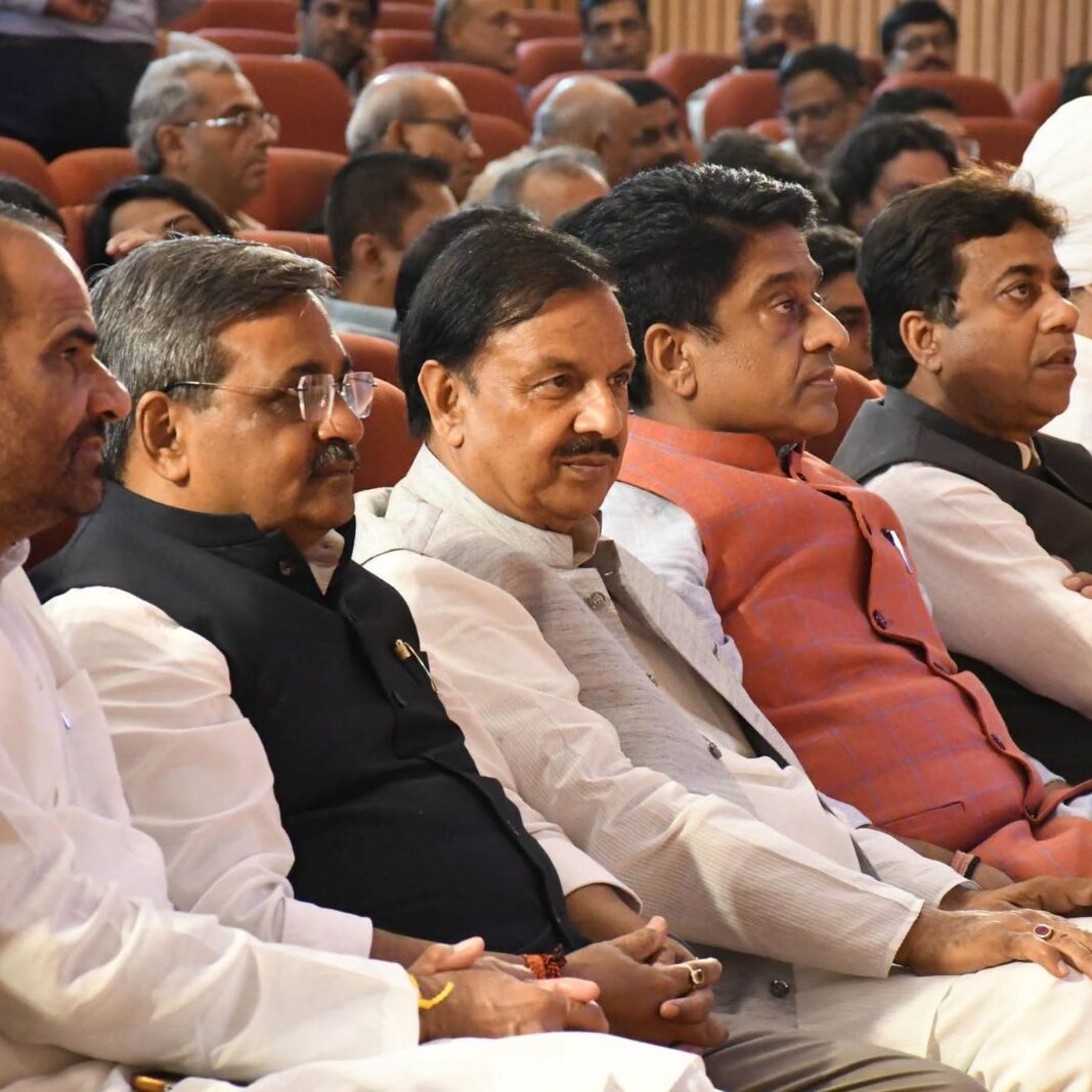 नई दिल्ली के हौज खास स्थित एनसीयूआई ऑडिटोरियम में दैनिक जागरण द्वारा आयोजित साहित्य सृजन सम्मान एवं नरेंद्र मोहन स्मृति व्याख्यान कार्यक्रम में रक्षा मंत्री श्री राजनाथ सिंह जी की उपस्थिति में सहभागिता नई दिल्ली के हौज खास स्थित एनसीयूआई ऑडिटोरियम में दैनिक जागरण द्वारा आयोजित साहित्य सृजन सम्मान एवं नरेंद्र मोहन स्मृति व्याख्यान कार्यक्रम में रक्षा मंत्री श्री राजनाथ सिंह जी की उपस्थिति में सहभागिता