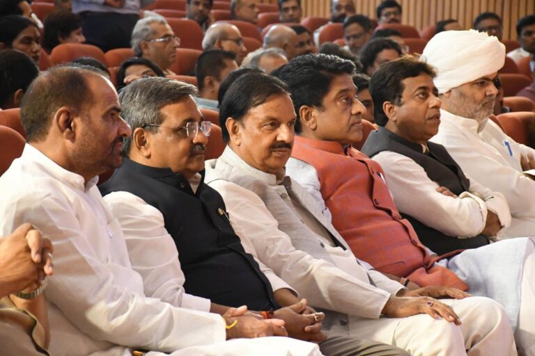 नई दिल्ली के हौज खास स्थित एनसीयूआई ऑडिटोरियम में दैनिक जागरण द्वारा आयोजित साहित्य सृजन सम्मान एवं नरेंद्र मोहन स्मृति व्याख्यान कार्यक्रम में रक्षा मंत्री श्री राजनाथ सिंह जी की उपस्थिति में सहभागिता