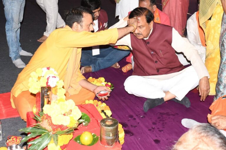 नोएडा सेक्टर-62 में श्री राम मित्र मंडल द्वारा आयोजित रामलीला मंचन के शुभारंभ पर विधायक श्री पंकज सिंह जी के साथ गणेश पूजन