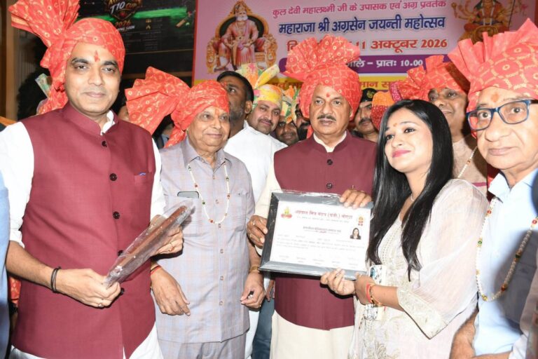 नोएडा सेक्टर-51 में अग्रवाल मित्र मंडल द्वारा आयोजित महाराजा श्री अग्रसेन जयंती महोत्सव में विधायक श्री पंकज सिंह जी के साथ सहभागिता
