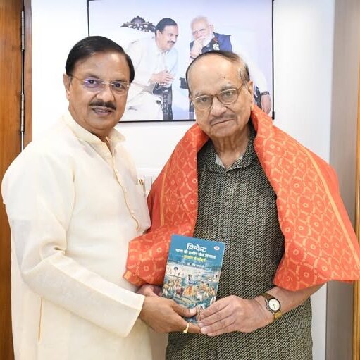 अपने शिक्षक एवं पद्मश्री सम्मानित सुप्रसिद्ध क्रिकेट कमेंटेटर डॉ. रवि चतुर्वेदी जी से आत्मीय भेंट कर स्नेह और मार्गदर्शन प्राप्त करते हुए
