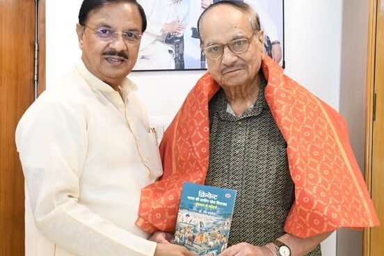 अपने शिक्षक एवं पद्मश्री सम्मानित सुप्रसिद्ध क्रिकेट कमेंटेटर डॉ. रवि चतुर्वेदी जी से आत्मीय भेंट कर स्नेह और मार्गदर्शन प्राप्त करते हुए