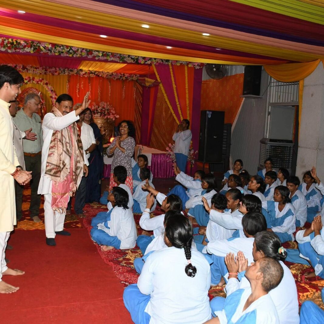 नोएडा सेक्टर-35 स्थित अपना घर आश्रम में आयोजित माता की चौकी में सहभागिता कर माँ के चरणों में शीश नवाते हुए और सभी के सुख, शांति एवं उत्तम स्वास्थ्य की कामना करते हुए