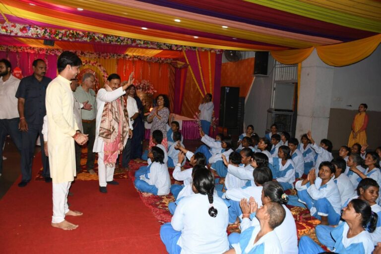 नोएडा सेक्टर-35 स्थित अपना घर आश्रम में आयोजित माता की चौकी में सहभागिता कर माँ के चरणों में शीश नवाते हुए और सभी के सुख, शांति एवं उत्तम स्वास्थ्य की कामना करते हुए