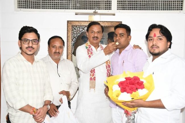 नोएडा सेक्टर-27 स्थित कैंप कार्यालय पर भाजपा अनुसूचित मोर्चा, बुलंदशहर के जिलाध्यक्ष श्री राहुल बाल्मीकि जी से आत्मीय भेंट कर नवीन दायित्व के लिए बधाई एवं शुभकामनाएँ देते हुए नोएडा सेक्टर-27 स्थित कैंप कार्यालय पर भाजपा अनुसूचित मोर्चा, बुलंदशहर के जिलाध्यक्ष श्री राहुल बाल्मीकि जी से आत्मीय भेंट कर नवीन दायित्व के लिए बधाई एवं शुभकामनाएँ देते हुए