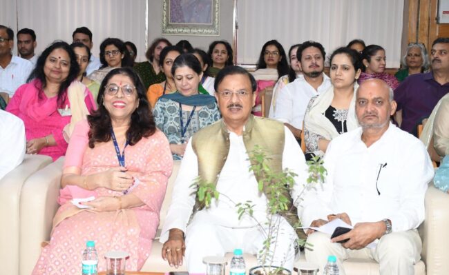 नोएडा स्थित एमिटी इंटरनेशनल स्कूल में मेरठ-सहारनपुर खंड के शिक्षक एमएलसी प्रत्याशी श्रीचंद शर्मा जी के समर्थन में शिक्षकों से संवाद कर मतदान की अपील करते हुए नोएडा स्थित एमिटी इंटरनेशनल स्कूल में मेरठ-सहारनपुर खंड के शिक्षक एमएलसी प्रत्याशी श्रीचंद शर्मा जी के समर्थन में शिक्षकों से संवाद कर मतदान की अपील करते हुए