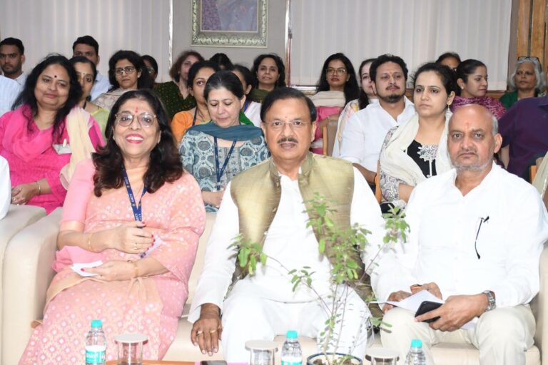 नोएडा स्थित एमिटी इंटरनेशनल स्कूल में मेरठ-सहारनपुर खंड के शिक्षक एमएलसी प्रत्याशी श्रीचंद शर्मा जी के समर्थन में शिक्षकों से संवाद कर मतदान की अपील करते हुए