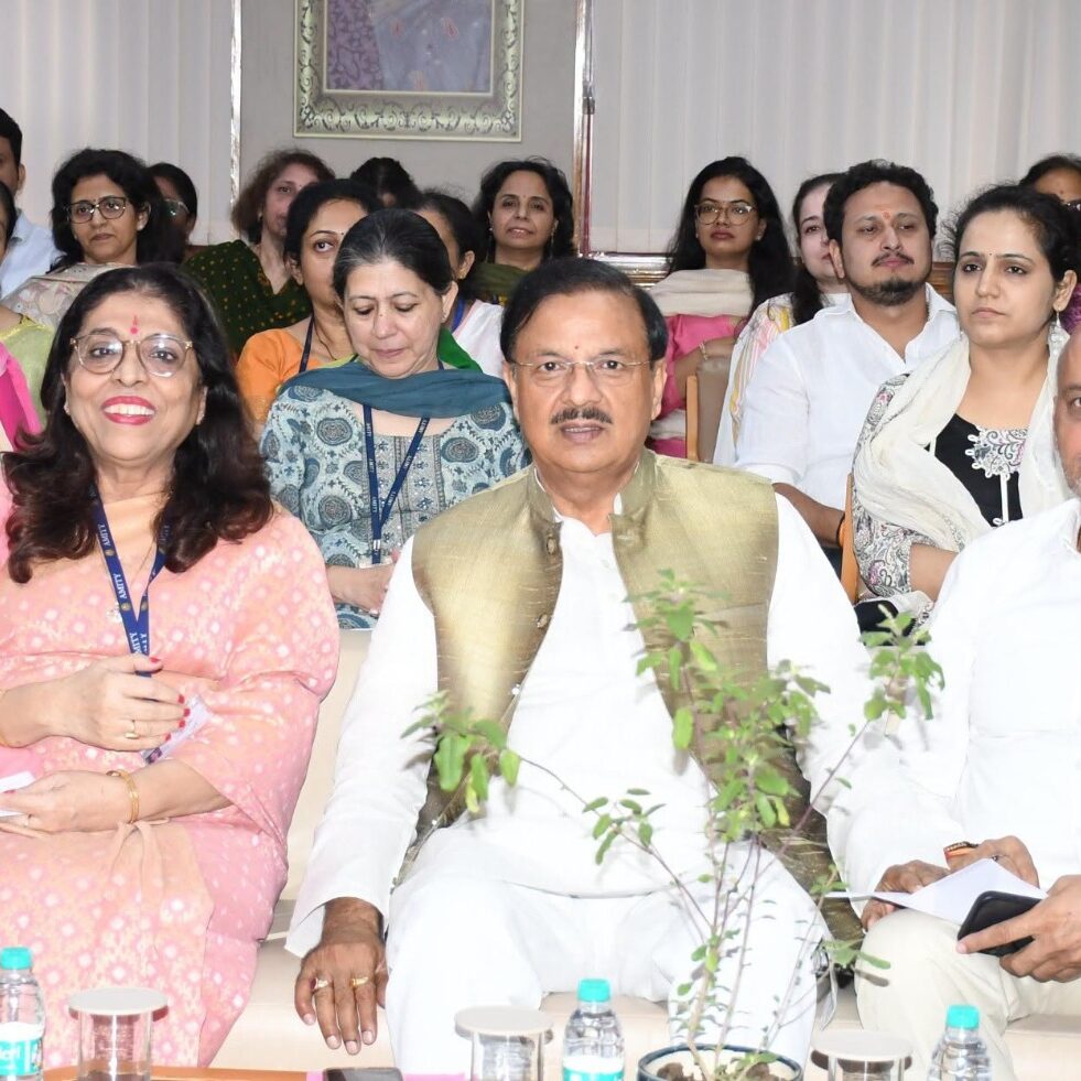 नोएडा स्थित एमिटी इंटरनेशनल स्कूल में मेरठ-सहारनपुर खंड के शिक्षक एमएलसी प्रत्याशी श्रीचंद शर्मा जी के समर्थन में शिक्षकों से संवाद कर मतदान की अपील करते हुए