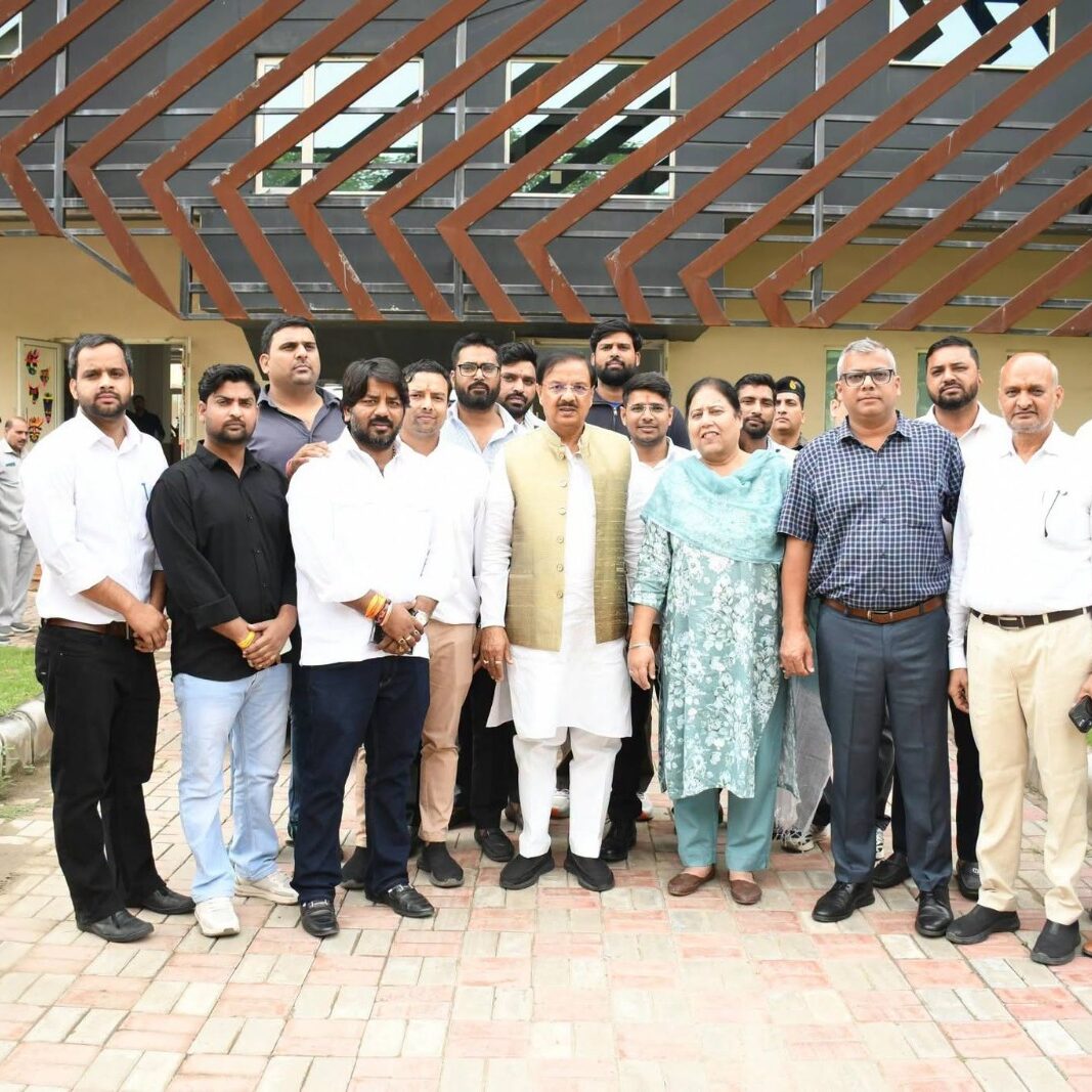 नोएडा एक्सप्रेसवे स्थित जेनेसिस ग्लोबल स्कूल में मेरठ-सहारनपुर खंड के शिक्षक एमएलसी प्रत्याशी श्रीचंद शर्मा जी के समर्थन में शिक्षकों से संवाद कर मतदान की अपील करते हुए नोएडा एक्सप्रेसवे स्थित जेनेसिस ग्लोबल स्कूल में मेरठ-सहारनपुर खंड के शिक्षक एमएलसी प्रत्याशी श्रीचंद शर्मा जी के समर्थन में शिक्षकों से संवाद कर मतदान की अपील करते हुए