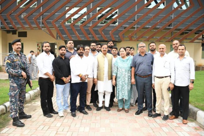 नोएडा एक्सप्रेसवे स्थित जेनेसिस ग्लोबल स्कूल में मेरठ-सहारनपुर खंड के शिक्षक एमएलसी प्रत्याशी श्रीचंद शर्मा जी के समर्थन में शिक्षकों से संवाद कर मतदान की अपील करते हुए नोएडा एक्सप्रेसवे स्थित जेनेसिस ग्लोबल स्कूल में मेरठ-सहारनपुर खंड के शिक्षक एमएलसी प्रत्याशी श्रीचंद शर्मा जी के समर्थन में शिक्षकों से संवाद कर मतदान की अपील करते हुए
