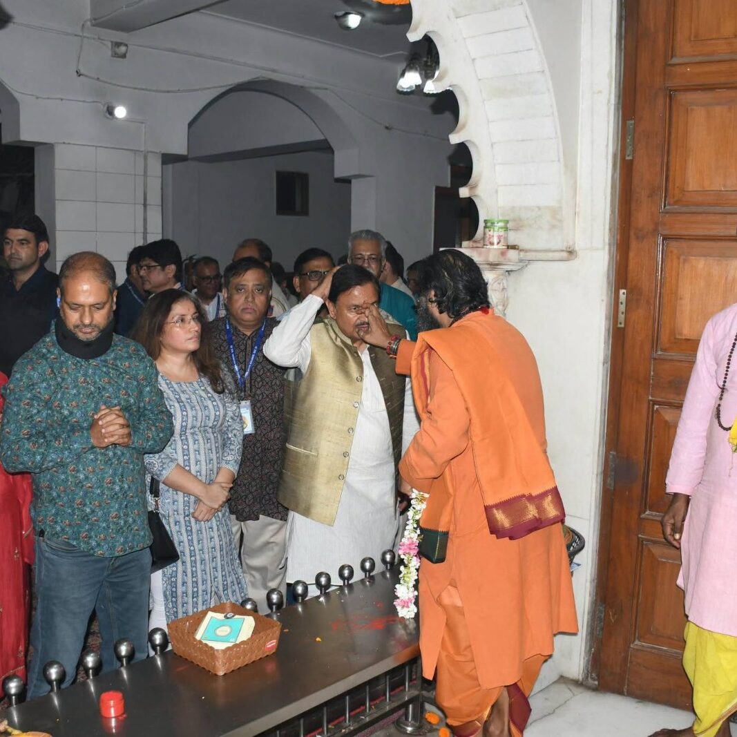 नोएडा सेक्टर-26 स्थित कालीबाड़ी मंदिर में आयोजित दुर्गा पूजा में सहभागिता कर माँ दुर्गा के दर्शन एवं पूजन करते हुए और सभी के सुख, शांति, समृद्धि एवं उत्तम स्वास्थ्य की कामना करते हुए नोएडा सेक्टर-26 स्थित कालीबाड़ी मंदिर में आयोजित दुर्गा पूजा में सहभागिता कर माँ दुर्गा के दर्शन एवं पूजन करते हुए और सभी के सुख, शांति, समृद्धि एवं उत्तम स्वास्थ्य की कामना करते हुए