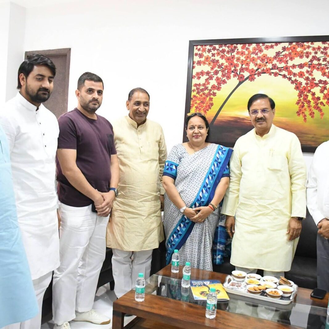 ग्रेटर नोएडा स्थित एस्टर पब्लिक स्कूल में दादरी विधायक श्री तेजपाल नागर जी के साथ शिक्षक एमएलसी प्रत्याशी श्रीचंद शर्मा जी के समर्थन में शिक्षकों से संवाद करते हुए ग्रेटर नोएडा स्थित एस्टर पब्लिक स्कूल में दादरी विधायक श्री तेजपाल नागर जी के साथ शिक्षक एमएलसी प्रत्याशी श्रीचंद शर्मा जी के समर्थन में शिक्षकों से संवाद करते हुए