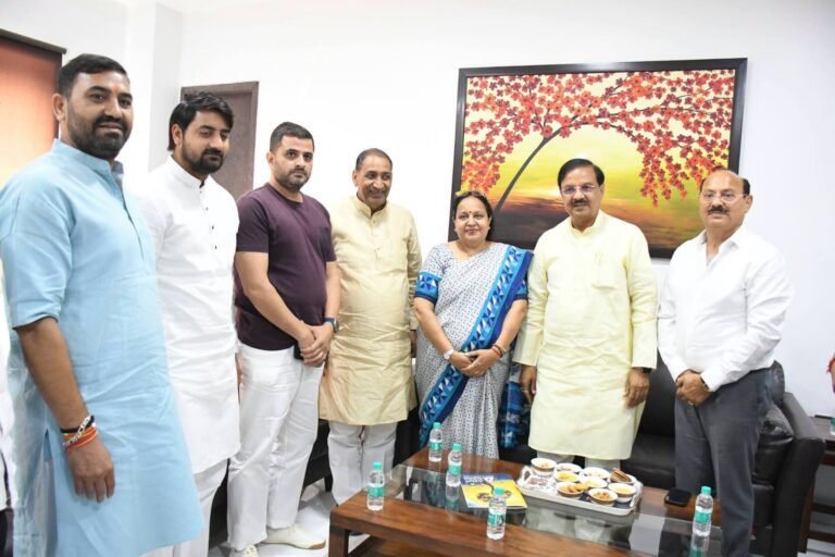 ग्रेटर नोएडा स्थित एस्टर पब्लिक स्कूल में दादरी विधायक श्री तेजपाल नागर जी के साथ शिक्षक एमएलसी प्रत्याशी श्रीचंद शर्मा जी के समर्थन में शिक्षकों से संवाद करते हुए