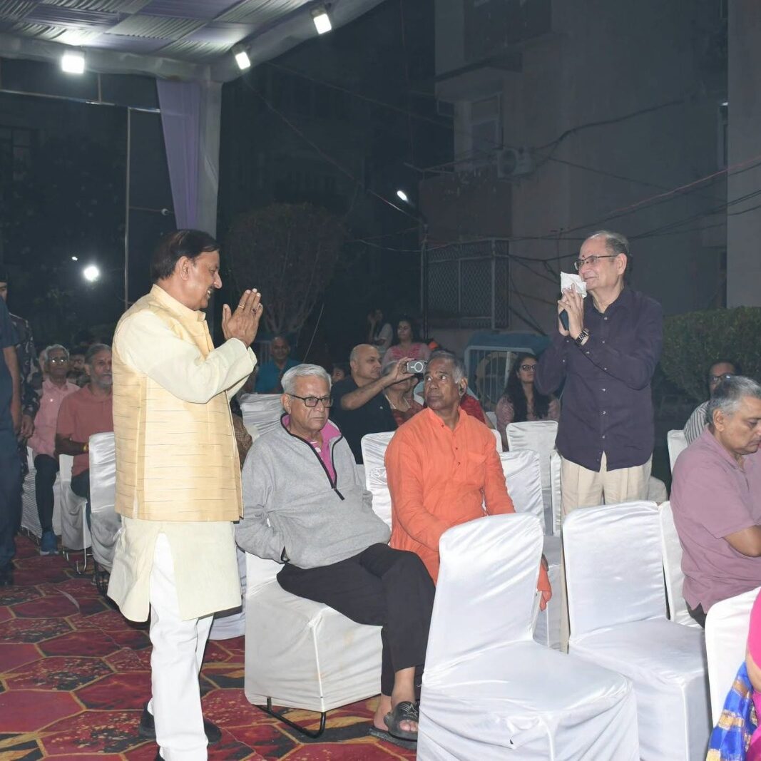 नोएडा सेक्टर-50 स्थित ओवरसीज अपार्टमेंट में सप्तऋषि संघ दुर्गा पूजा समिति द्वारा आयोजित दुर्गा पूजा में माँ दुर्गा के दर्शन एवं पूजन करते हुए नोएडा सेक्टर-50 स्थित ओवरसीज अपार्टमेंट में सप्तऋषि संघ दुर्गा पूजा समिति द्वारा आयोजित दुर्गा पूजा में माँ दुर्गा के दर्शन एवं पूजन करते हुए