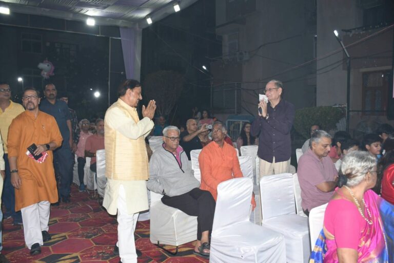 नोएडा सेक्टर-50 स्थित ओवरसीज अपार्टमेंट में सप्तऋषि संघ दुर्गा पूजा समिति द्वारा आयोजित दुर्गा पूजा में माँ दुर्गा के दर्शन एवं पूजन करते हुए नोएडा सेक्टर-50 स्थित ओवरसीज अपार्टमेंट में सप्तऋषि संघ दुर्गा पूजा समिति द्वारा आयोजित दुर्गा पूजा में माँ दुर्गा के दर्शन एवं पूजन करते हुए