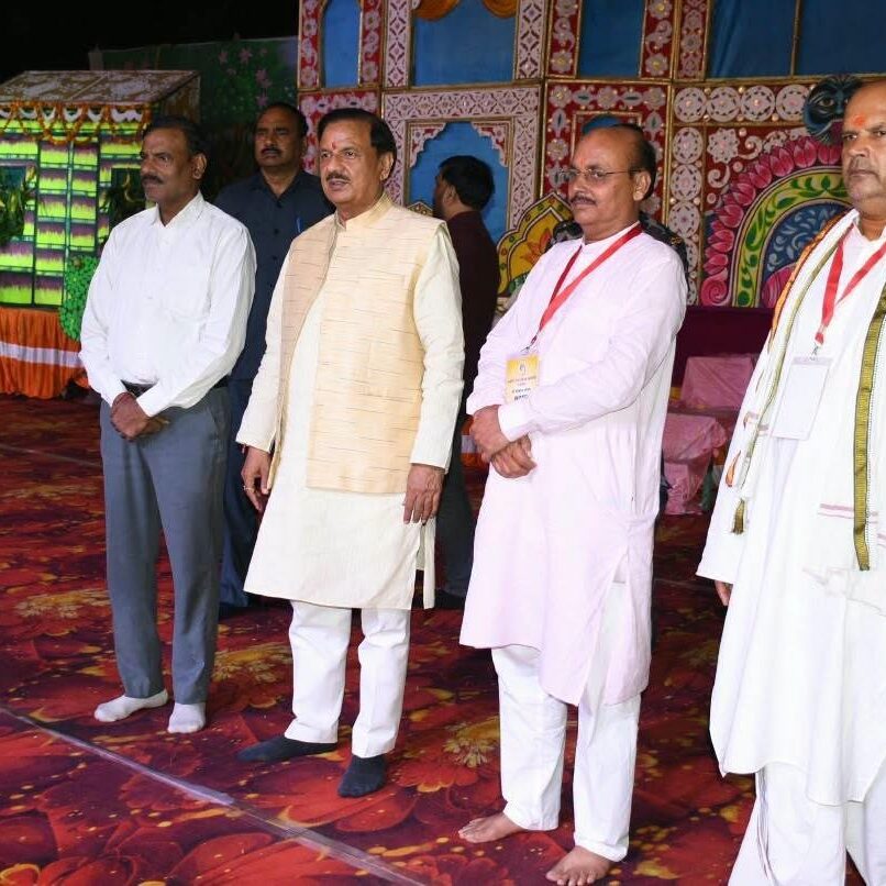 नोएडा सेक्टर-48 स्थित श्री श्री रविशंकर विद्या मंदिर स्कूल में दुर्गा पूजा तथा महर्षि नगर स्थित महर्षि आश्रम में रामलीला एवं दुर्गा पूजा में सहभागिता कर माँ दुर्गा का आशीर्वाद प्राप्त करते हुए