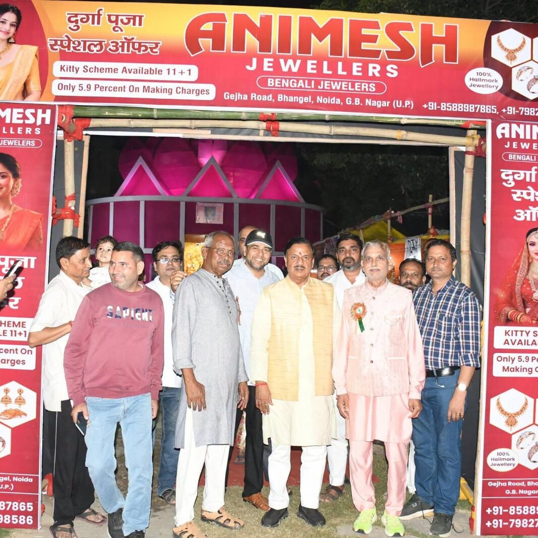 नोएडा सेक्टर-82 स्थित केंद्रीय विहार-II एवं सेक्टर-78 में आयोजित दुर्गा पूजा में सहभागिता कर माँ दुर्गा के दर्शन एवं पूजन करते हुए