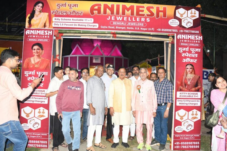 नोएडा सेक्टर-82 स्थित केंद्रीय विहार-II एवं सेक्टर-78 में आयोजित दुर्गा पूजा में सहभागिता कर माँ दुर्गा के दर्शन एवं पूजन करते हुए नोएडा सेक्टर-82 स्थित केंद्रीय विहार-II एवं सेक्टर-78 में आयोजित दुर्गा पूजा में सहभागिता कर माँ दुर्गा के दर्शन एवं पूजन करते हुए