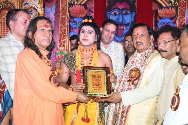 नोएडा सेक्टर-46 में श्री राम लखन धार्मिक लीला कमेटी द्वारा आयोजित रामलीला मंचन में सहभागिता करते हुए प्रभु श्रीराम की जीवनगाथा का दर्शन