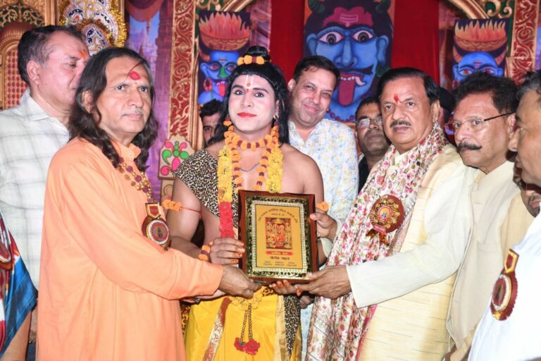 नोएडा सेक्टर-46 में श्री राम लखन धार्मिक लीला कमेटी द्वारा आयोजित रामलीला मंचन में सहभागिता करते हुए प्रभु श्रीराम की जीवनगाथा का दर्शन नोएडा सेक्टर-46 में श्री राम लखन धार्मिक लीला कमेटी द्वारा आयोजित रामलीला मंचन में सहभागिता करते हुए प्रभु श्रीराम की जीवनगाथा का दर्शन