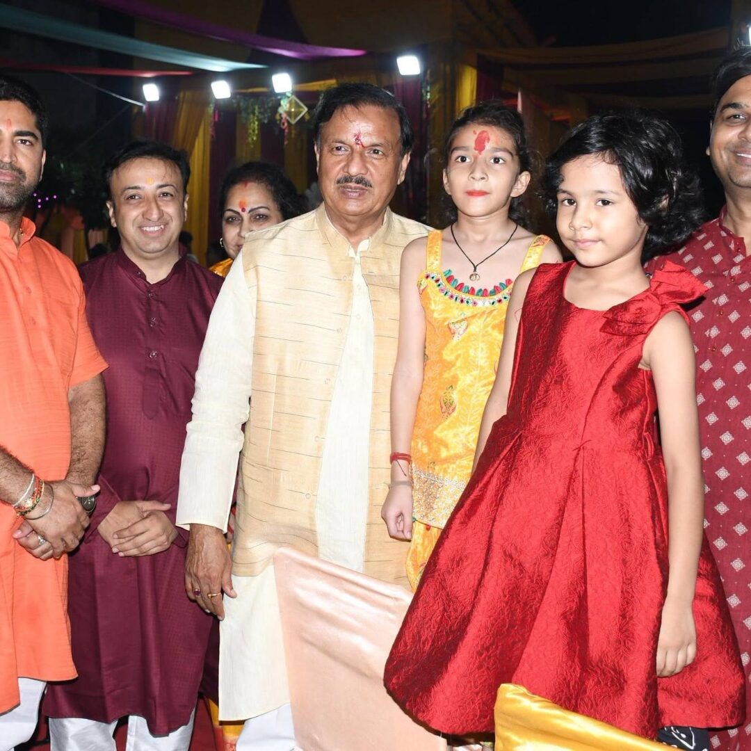 नोएडा सेक्टर-46 स्थित गार्डेनिया ग्लोरी सोसाइटी में आयोजित दुर्गा पूजा में सहभागिता कर माँ दुर्गा के दर्शन एवं पूजन करते हुए