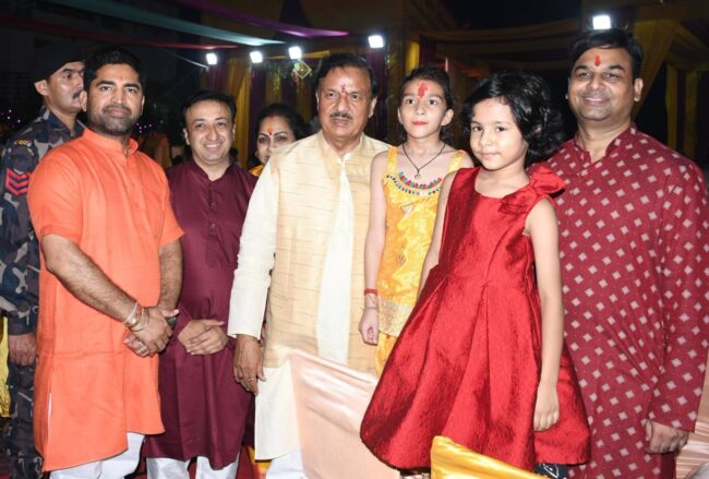 नोएडा सेक्टर-46 स्थित गार्डेनिया ग्लोरी सोसाइटी में आयोजित दुर्गा पूजा में सहभागिता कर माँ दुर्गा के दर्शन एवं पूजन करते हुए