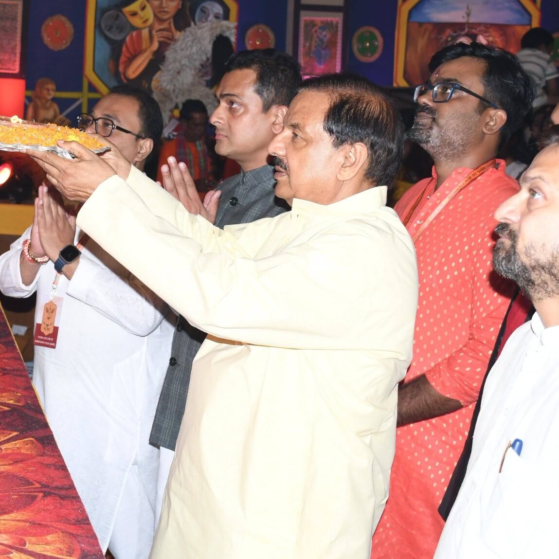 नोएडा सेक्टर-137 में सार्वजनिन पूजा समिति द्वारा आयोजित दुर्गा पूजा में गौतमबुद्ध नगर जिलाध्यक्ष श्री अभिषेक शर्मा जी के साथ माँ दुर्गा के दर्शन एवं पूजन करते हुए