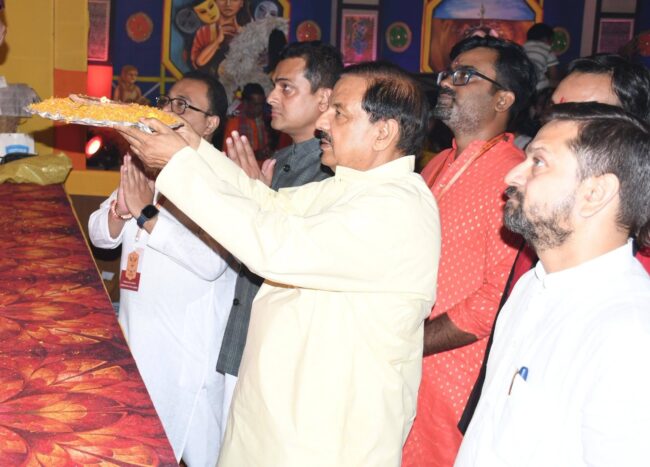 नोएडा सेक्टर-137 में सार्वजनिन पूजा समिति द्वारा आयोजित दुर्गा पूजा में गौतमबुद्ध नगर जिलाध्यक्ष श्री अभिषेक शर्मा जी के साथ माँ दुर्गा के दर्शन एवं पूजन करते हुए