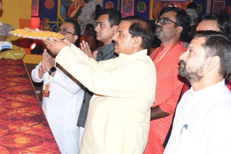 नोएडा सेक्टर-137 में सार्वजनिन पूजा समिति द्वारा आयोजित दुर्गा पूजा में गौतमबुद्ध नगर जिलाध्यक्ष श्री अभिषेक शर्मा जी के साथ माँ दुर्गा के दर्शन एवं पूजन करते हुए नोएडा सेक्टर-137 में सार्वजनिन पूजा समिति द्वारा आयोजित दुर्गा पूजा में गौतमबुद्ध नगर जिलाध्यक्ष श्री अभिषेक शर्मा जी के साथ माँ दुर्गा के दर्शन एवं पूजन करते हुए