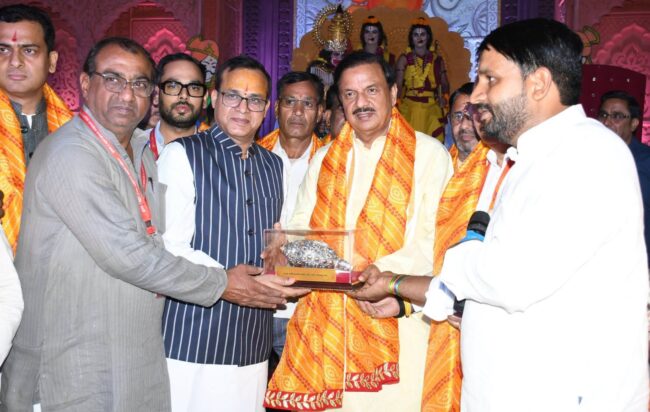 दादरी में श्री लव कुश धार्मिक रामलीला कमेटी द्वारा आयोजित रामलीला मंचन में सहभागिता कर प्रभु श्रीराम के जीवन पर आधारित लीला का अवलोकन करते हुए