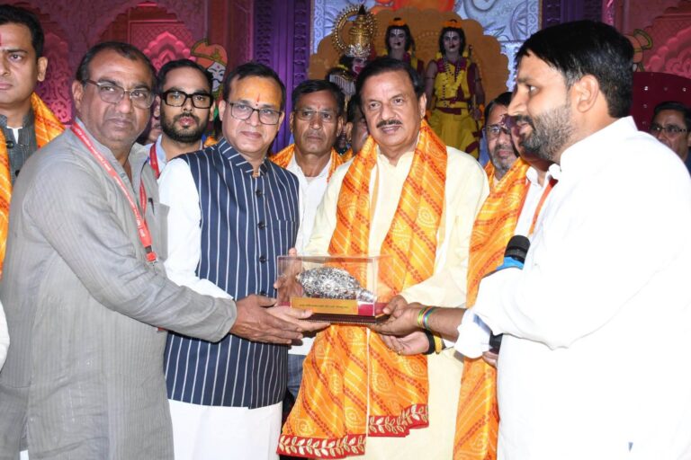 दादरी में श्री लव कुश धार्मिक रामलीला कमेटी द्वारा आयोजित रामलीला मंचन में सहभागिता कर प्रभु श्रीराम के जीवन पर आधारित लीला का अवलोकन करते हुए