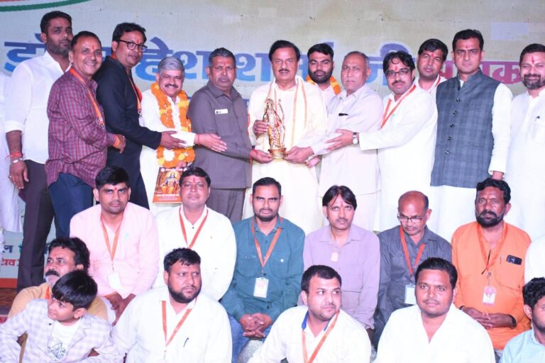 सूरजपुर, दादरी में श्री आदर्श रामलीला कमेटी द्वारा आयोजित रामलीला मंचन में सहभागिता कर प्रभु श्रीराम की पावन लीलाओं का दर्शन करते हुए