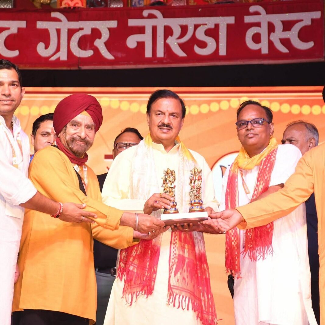गौर सिटी, ग्रेटर नोएडा वेस्ट में श्री रामलीला सेवा ट्रस्ट द्वारा आयोजित रामलीला मंचन में सहभागिता कर प्रभु श्रीराम की पावन लीलाओं का दर्शन करते हुए
