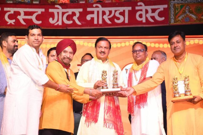 गौर सिटी, ग्रेटर नोएडा वेस्ट में श्री रामलीला सेवा ट्रस्ट द्वारा आयोजित रामलीला मंचन में सहभागिता कर प्रभु श्रीराम की पावन लीलाओं का दर्शन करते हुए