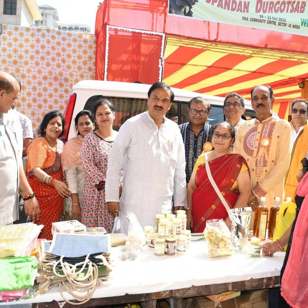 नोएडा सेक्टर-46 स्थित कम्युनिटी सेंटर में स्पंदन सोशल एवं सांस्कृतिक संस्था के सिलाई मशीन वितरण कार्यक्रम और दुर्गा पूजा में सहभागिता करते हुए नोएडा सेक्टर-46 स्थित कम्युनिटी सेंटर में स्पंदन सोशल एवं सांस्कृतिक संस्था के सिलाई मशीन वितरण कार्यक्रम और दुर्गा पूजा में सहभागिता करते हुए