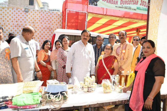 नोएडा सेक्टर-46 स्थित कम्युनिटी सेंटर में स्पंदन सोशल एवं सांस्कृतिक संस्था के सिलाई मशीन वितरण कार्यक्रम और दुर्गा पूजा में सहभागिता करते हुए