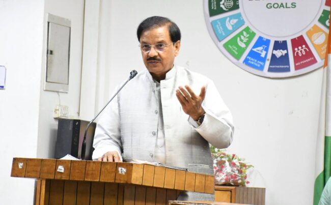 ग्रेटर नोएडा स्थित शारदा यूनिवर्सिटी में गौतमबुद्ध नगर भाजपा जिलाध्यक्ष श्री अभिषेक शर्मा जी के साथ शिक्षक एमएलसी चुनाव के लिए शिक्षकों से संवाद करते हुए और श्रीचंद शर्मा जी के समर्थन में मतदान की अपील करते हुए