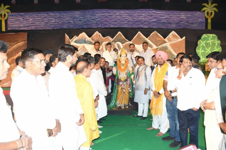 ग्रेटर नोएडा के साइट-4 सूरजपुर इंडस्ट्रियल एरिया में रामलीला मंचन एवं नोएडा सेक्टर-150 के कम्युनिटी सेंटर में बंगीय समिति द्वारा आयोजित दुर्गा पूजा में सहभागिता करते हुए