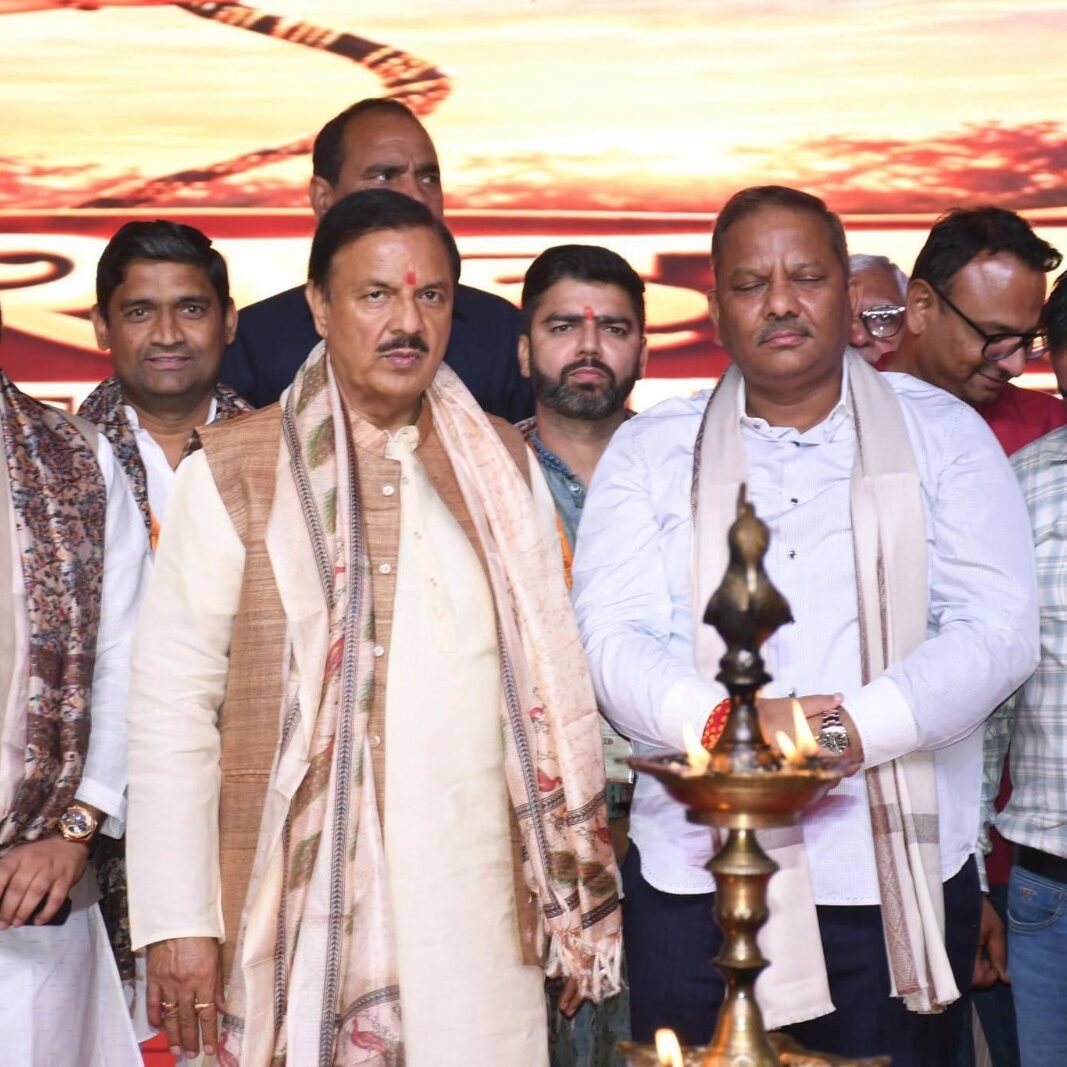 ग्रेटर नोएडा वेस्ट में प्रभु श्री रामलीला सेवा ट्रस्ट द्वारा आयोजित दशहरा महोत्सव में सहभागिता करते हुए विजयादशमी पर्व का उत्सव मनाते हुए