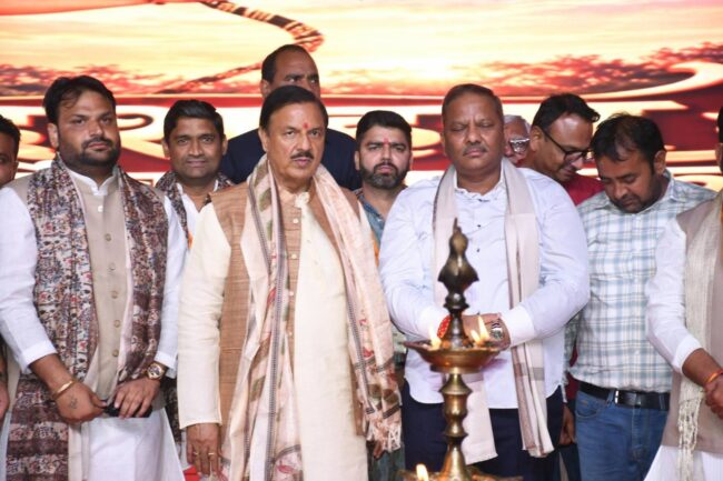 ग्रेटर नोएडा वेस्ट में प्रभु श्री रामलीला सेवा ट्रस्ट द्वारा आयोजित दशहरा महोत्सव में सहभागिता करते हुए विजयादशमी पर्व का उत्सव मनाते हुए