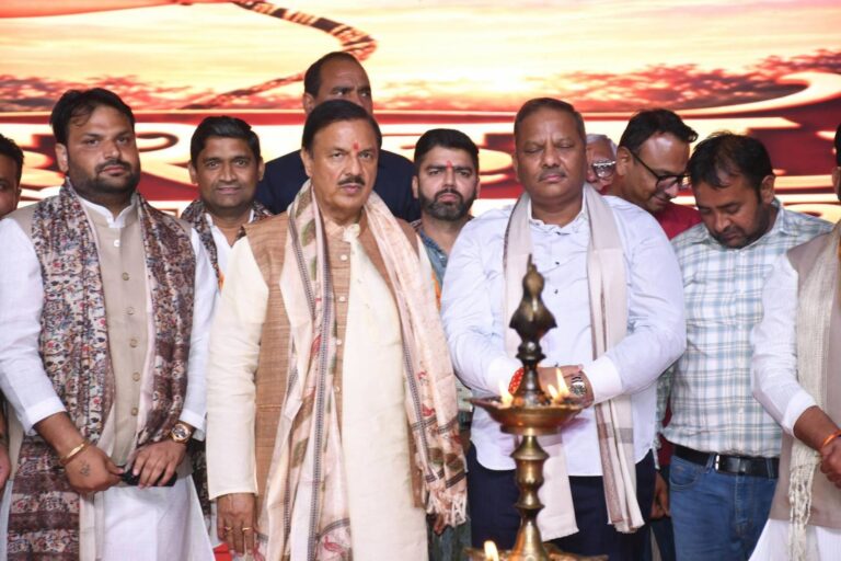 ग्रेटर नोएडा वेस्ट में प्रभु श्री रामलीला सेवा ट्रस्ट द्वारा आयोजित दशहरा महोत्सव में सहभागिता करते हुए विजयादशमी पर्व का उत्सव मनाते हुए