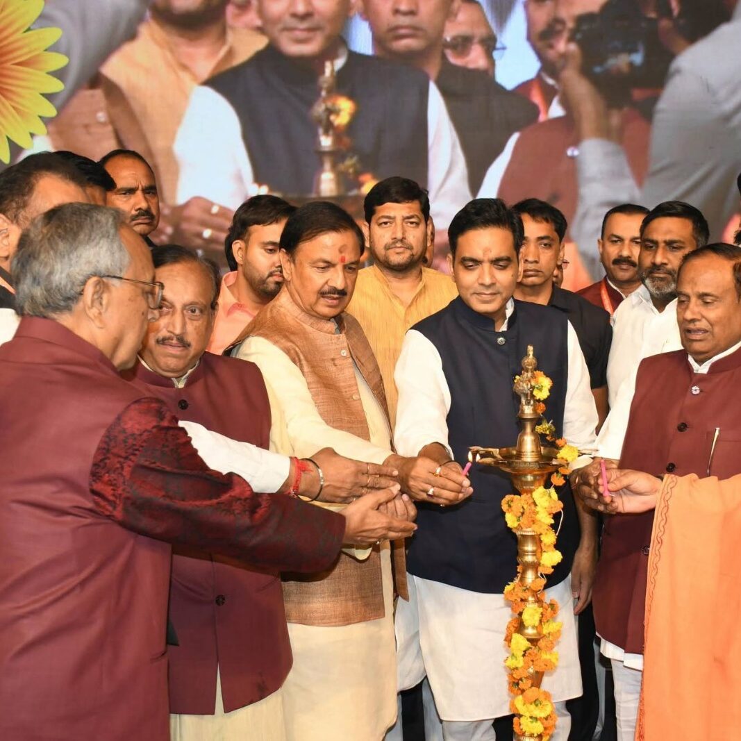 नोएडा सेक्टर-62 में श्री राम मित्र मंडल द्वारा आयोजित दशहरा महोत्सव में नोएडा विधायक श्री पंकज सिंह जी के साथ सहभागिता करते हुए नोएडा सेक्टर-62 में श्री राम मित्र मंडल द्वारा आयोजित दशहरा महोत्सव में नोएडा विधायक श्री पंकज सिंह जी के साथ सहभागिता करते हुए